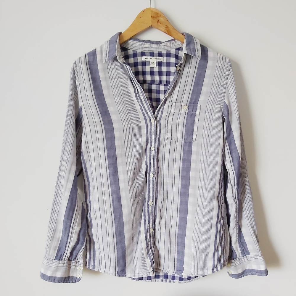 🖤3/$20 Banana Republic Blue and White Striped and Plaid Cotton Button Up Shirt